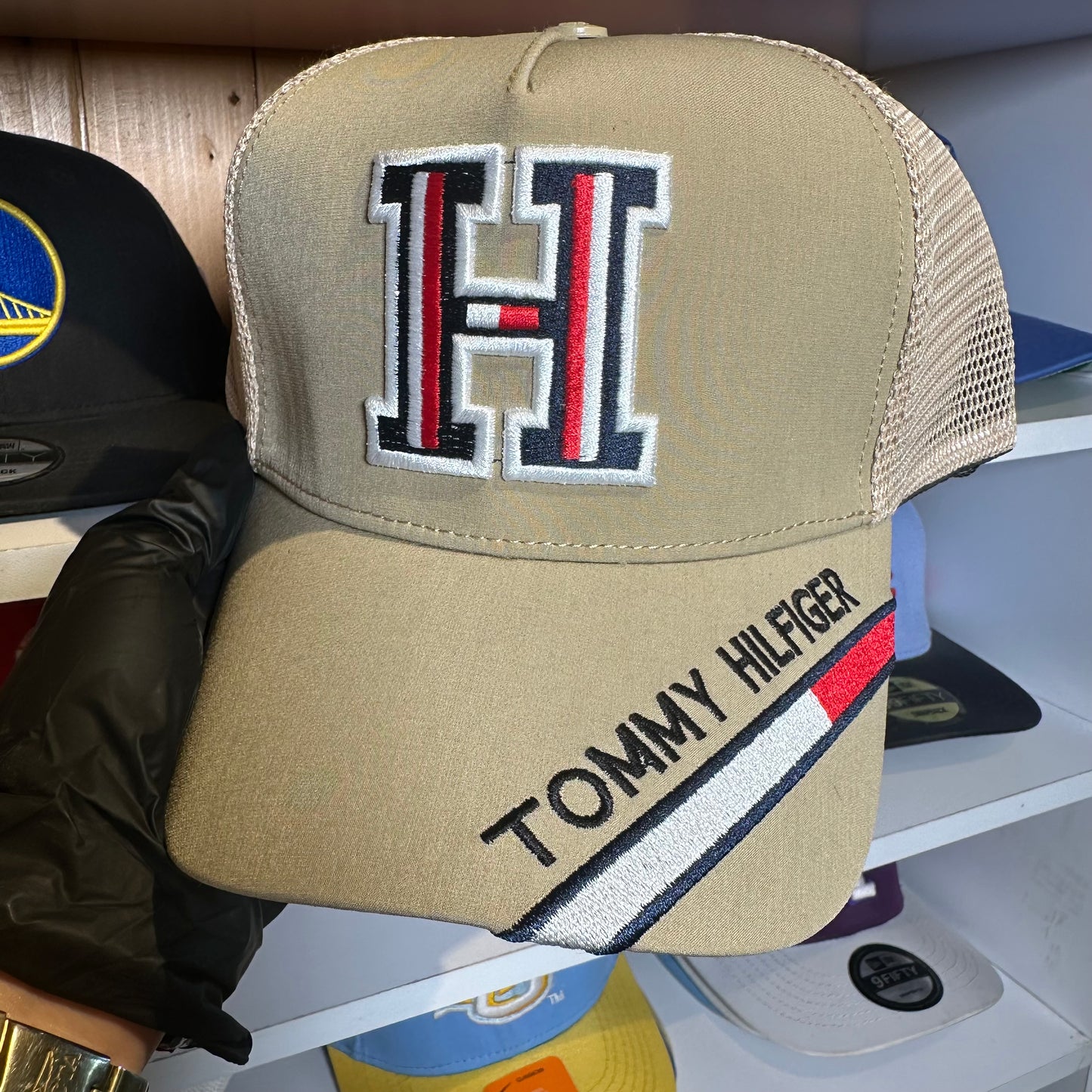 Gorra Ajustable Tommy Beige Diseño 1
