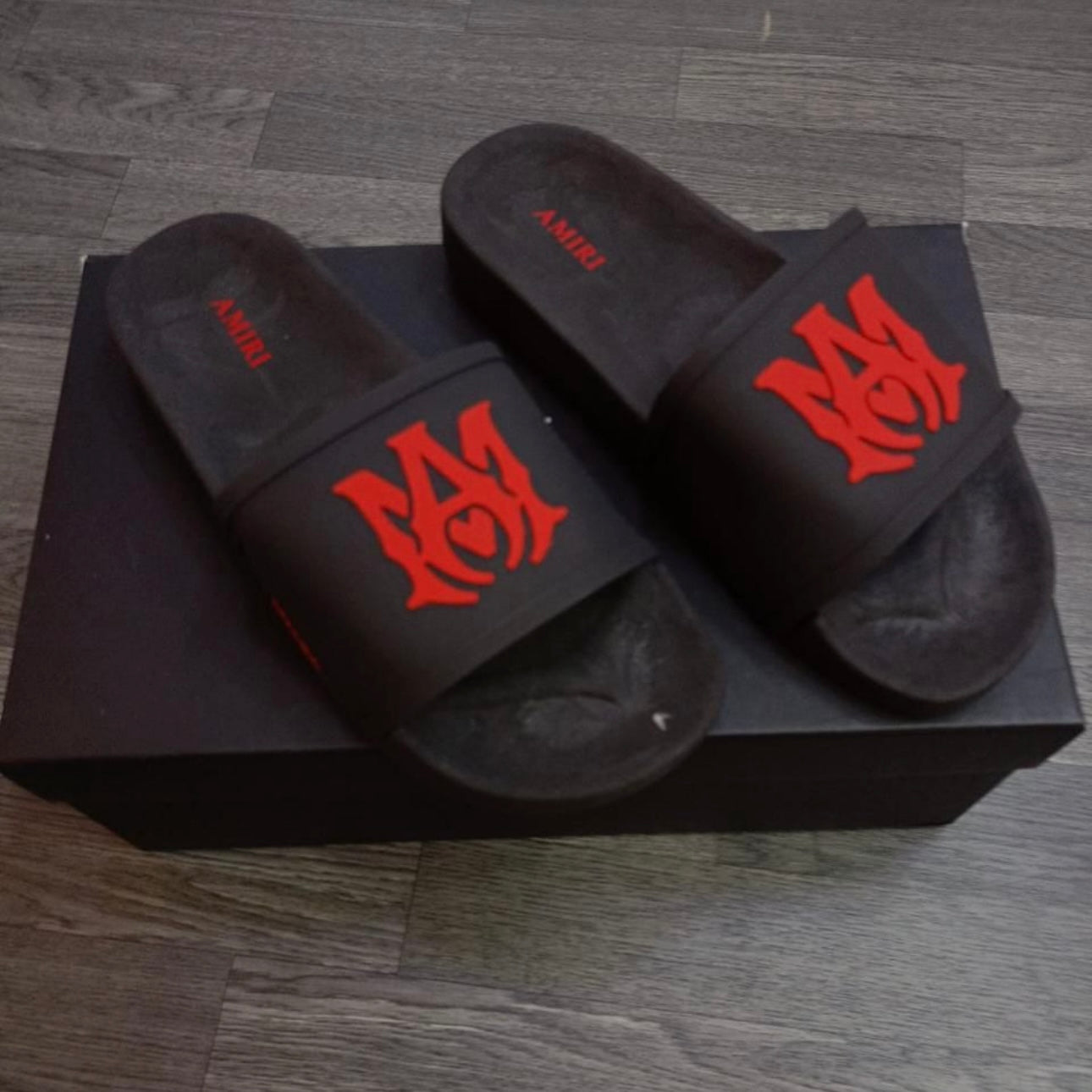 Chancletas Amiri Negras con Rojo