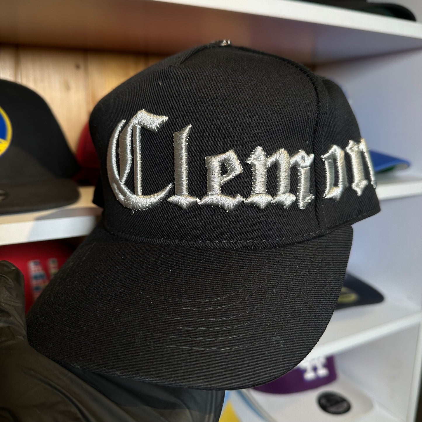 Gorra Ajustable Clemont Logo Beige Diseño 1