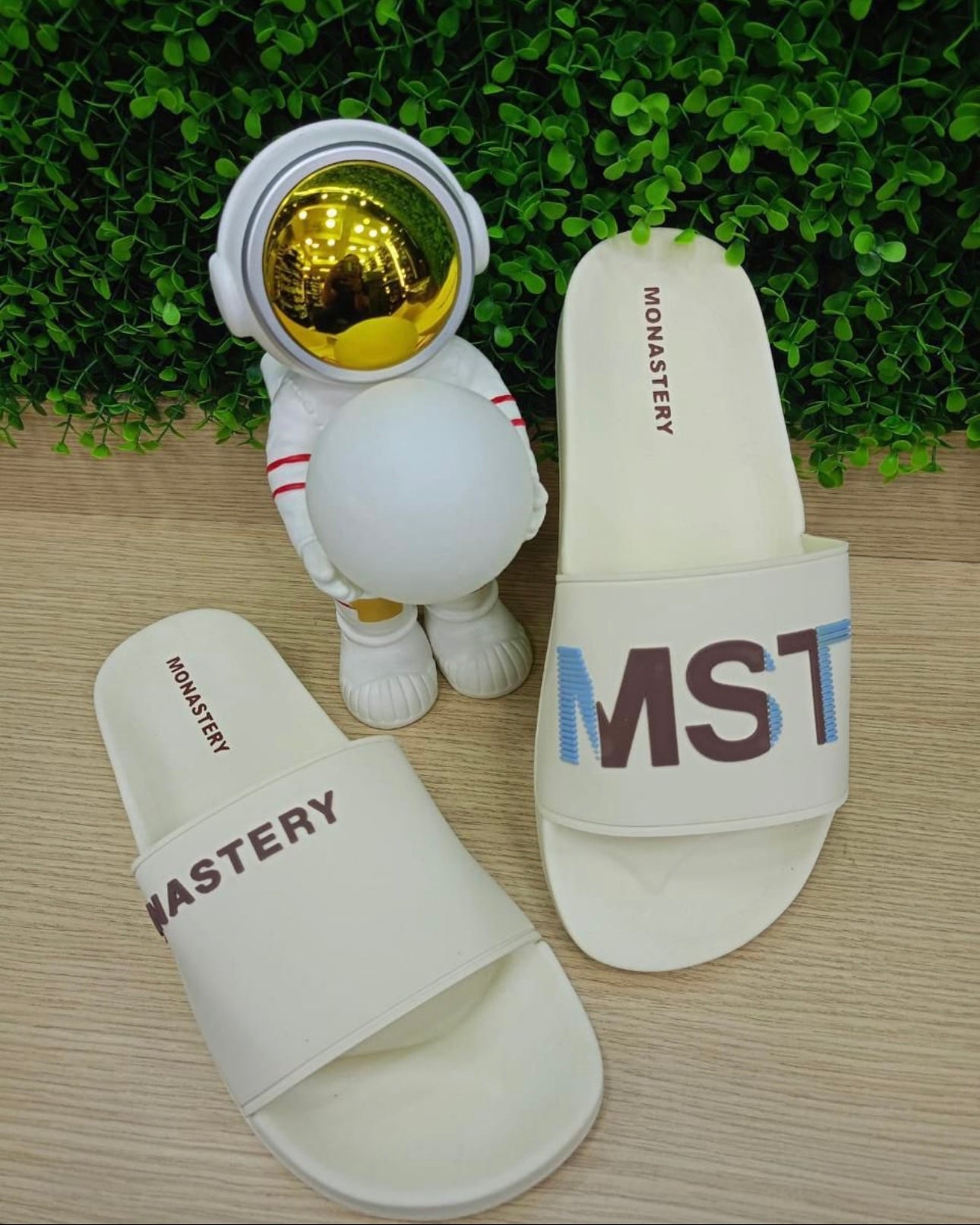Chancletas Monastery Beige Letras Negras y Azul