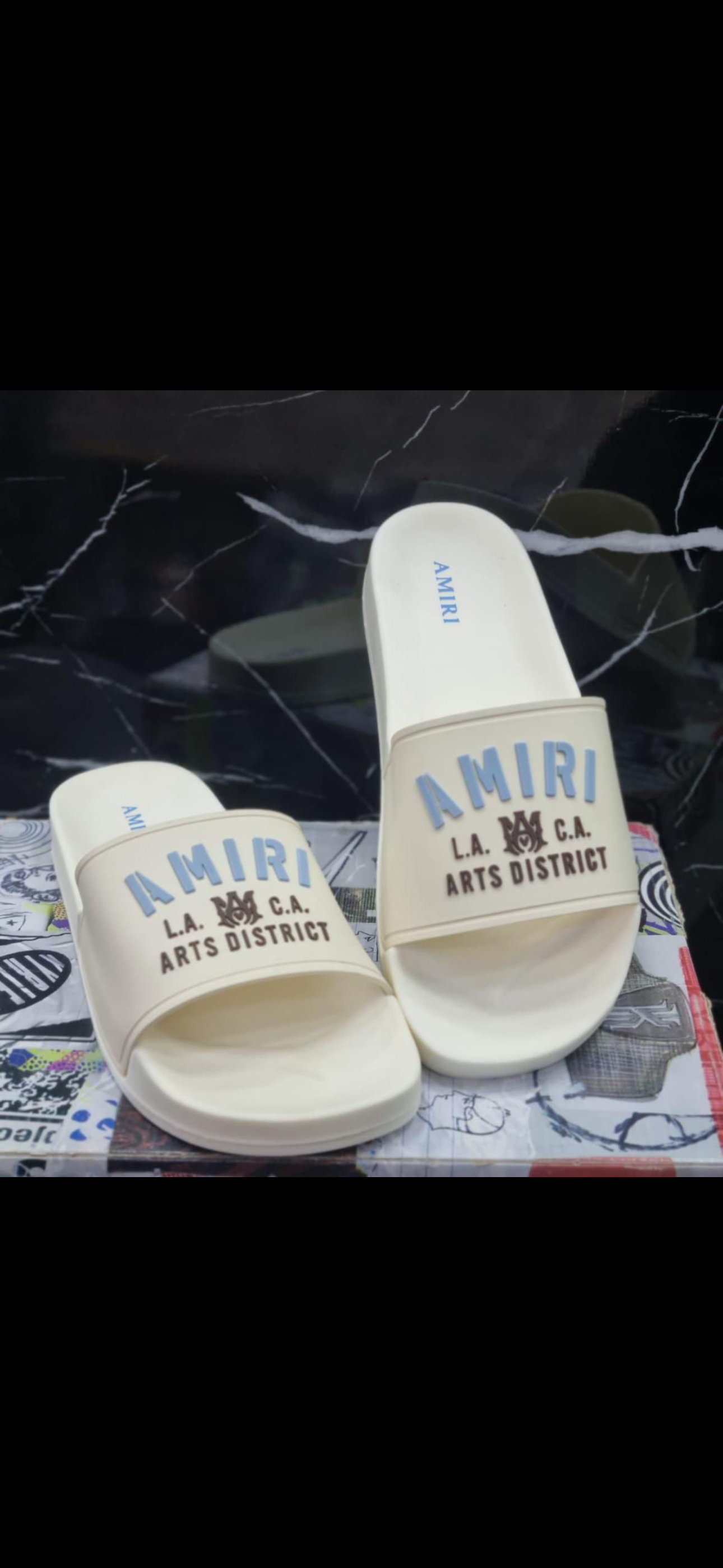 Chancletas Amiri Beige con Azul Diseño 1