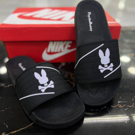 Chancletas Psycho Bunny Negras con Blanco Diseño 1
