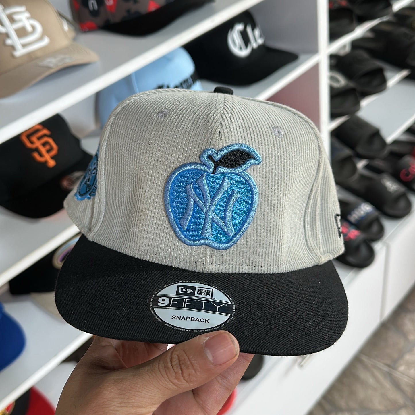 Gorra Ajustable Yankees Beige con Negro