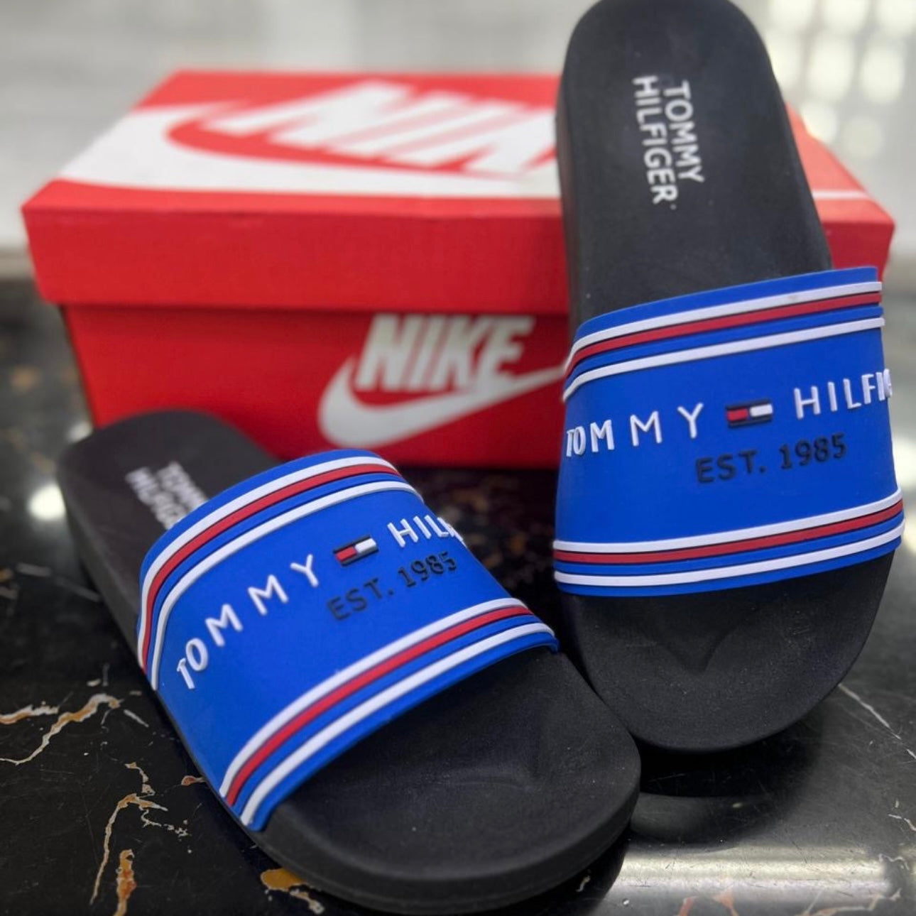Chancletas Tommy azul con negro