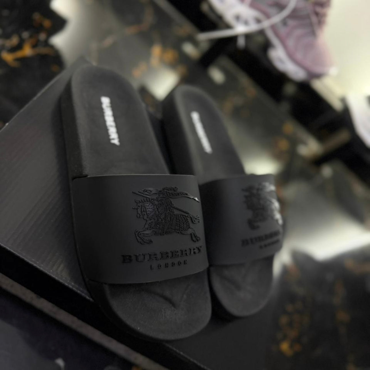 Chancletas Burberry negra