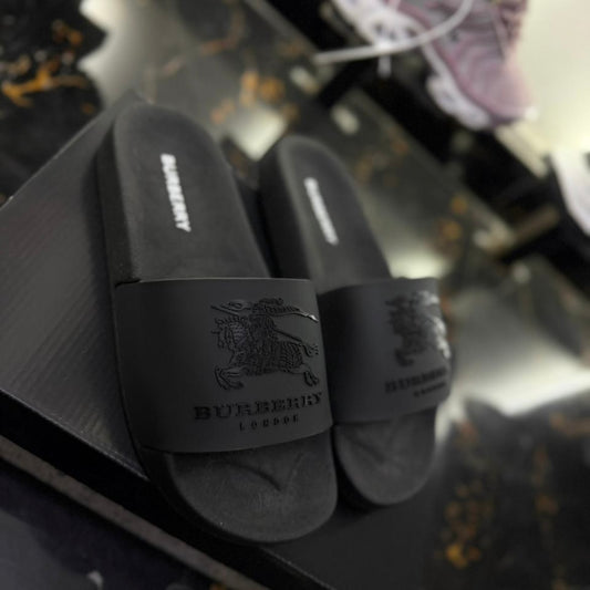 Chancletas Burberry negra