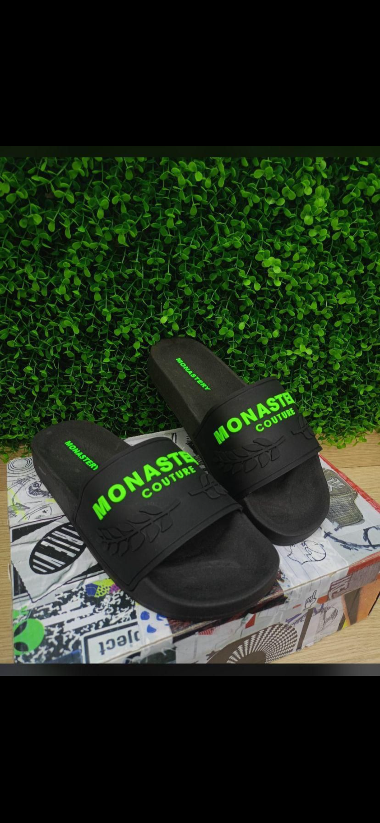 Chancletas Monastery Negras con Verde Diseño 1