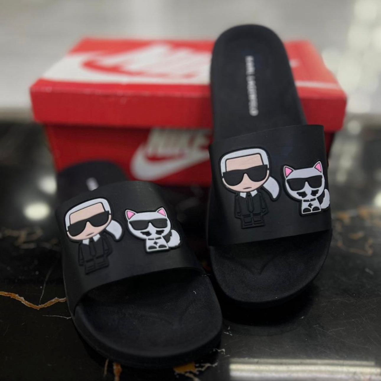 Chancletas Karl negra