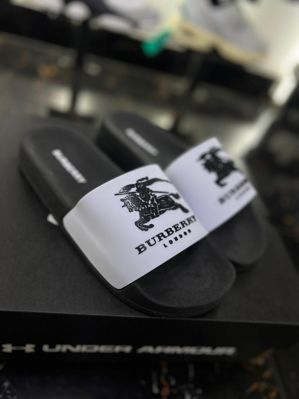 Chancletas Burberry blancas con negro