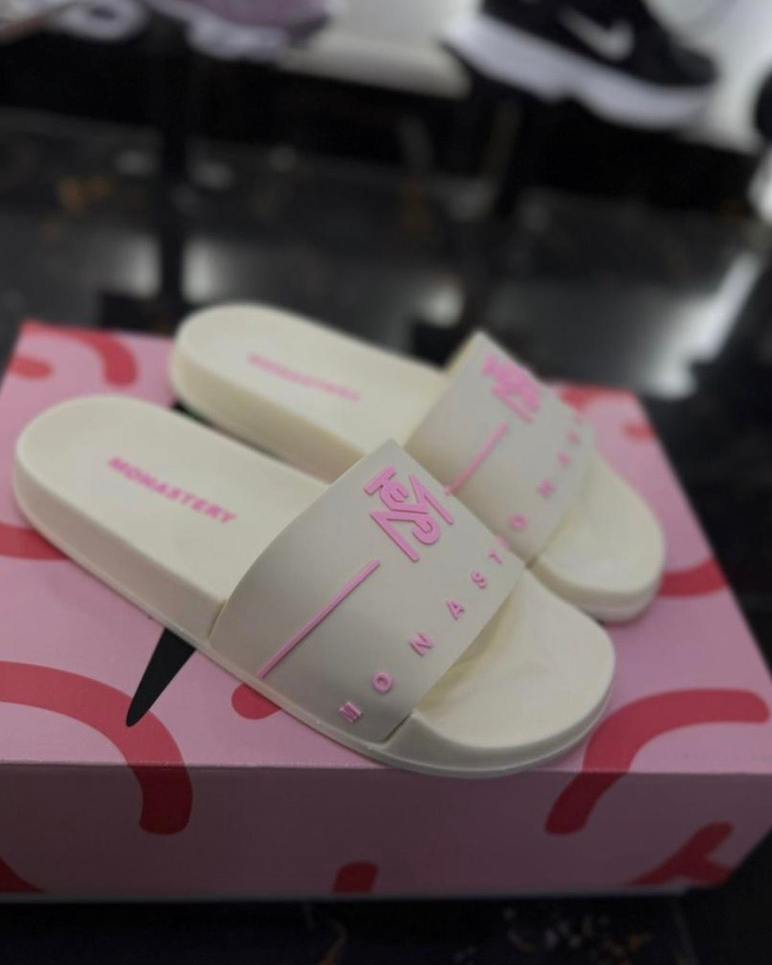 Chancletas Monastery Beige con Rosado Diseño 2