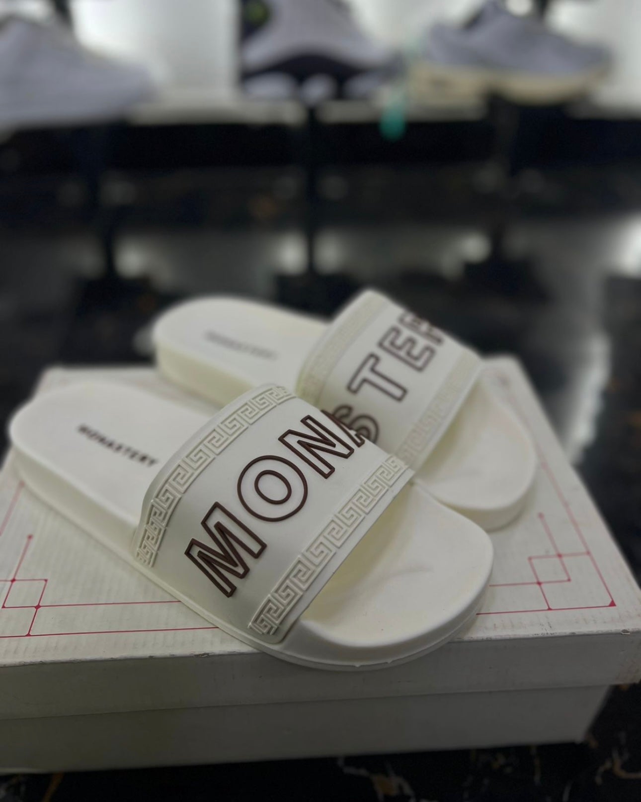 Chancletas Monastery Beige Letras Café Diseño 2
