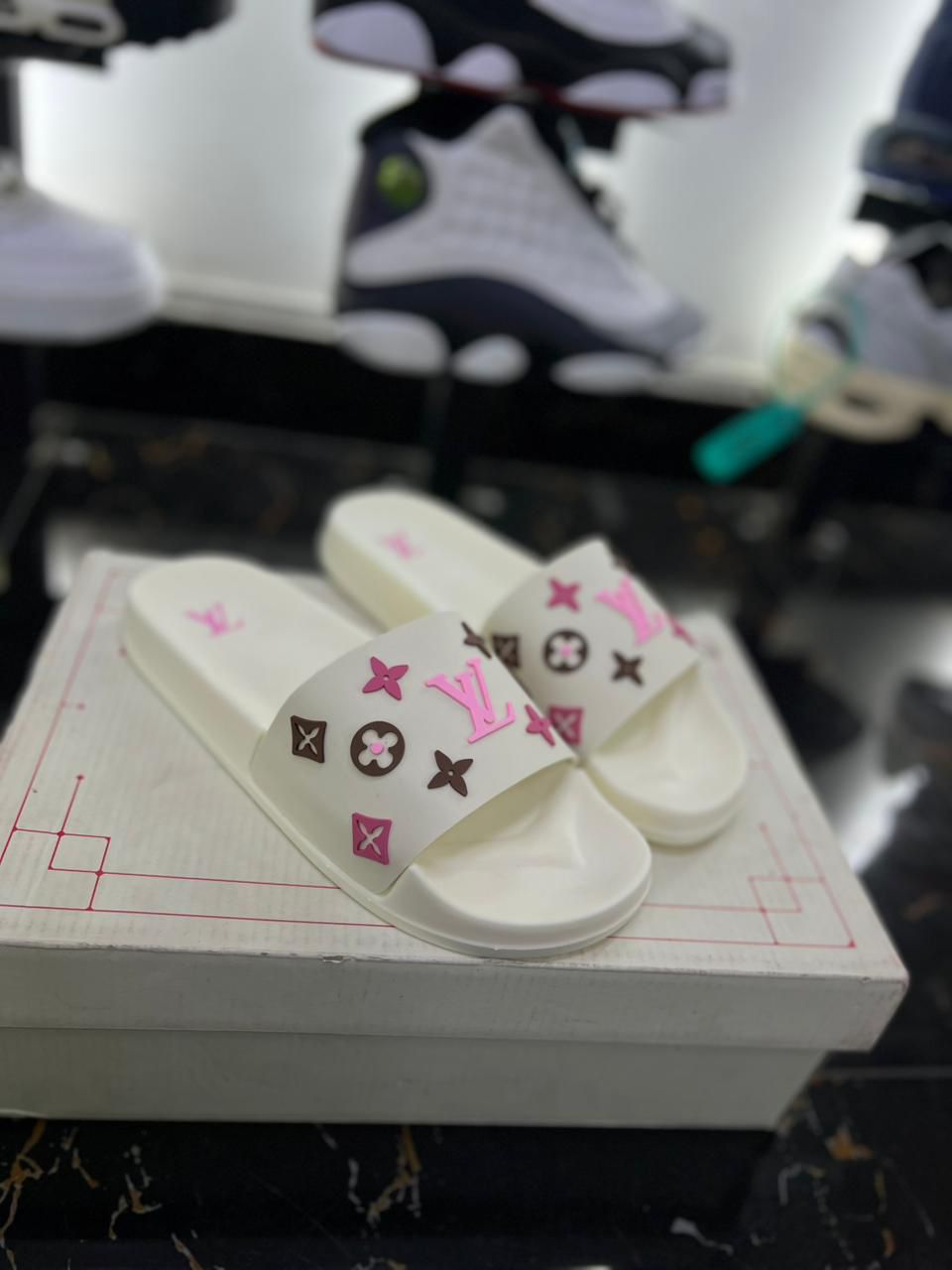 Chancletas Louis Vuitton beige