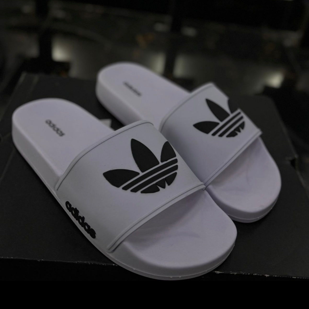 Chancletas Adidas blancas