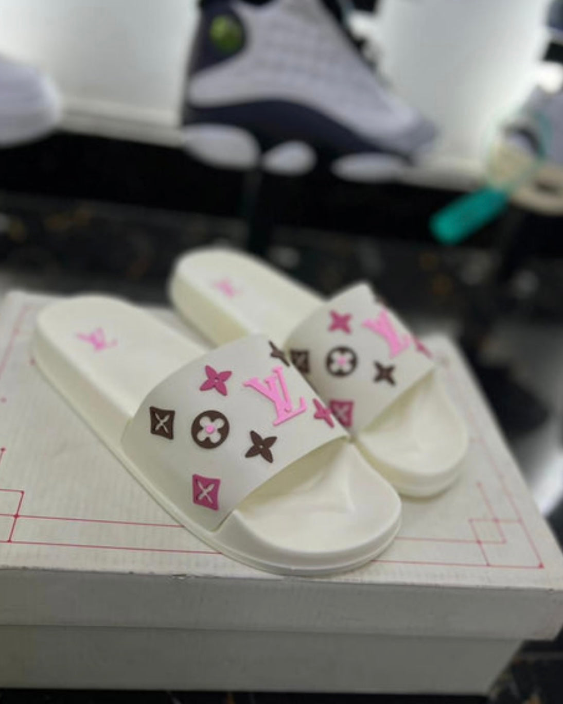Chancletas Louis Vuitton beige