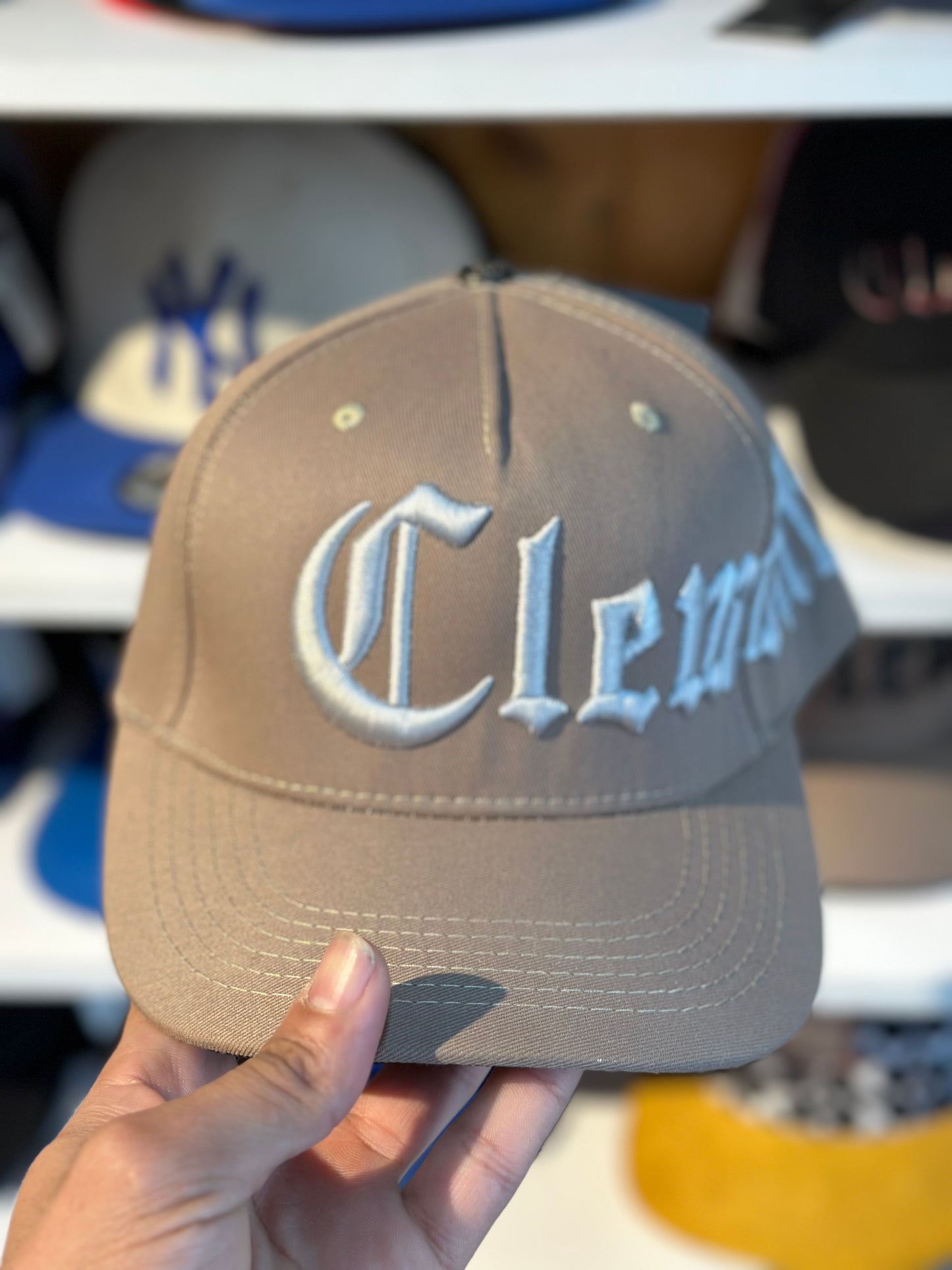 Gorra Ajustable Clemont Beige Letra Blanca Diseño 2