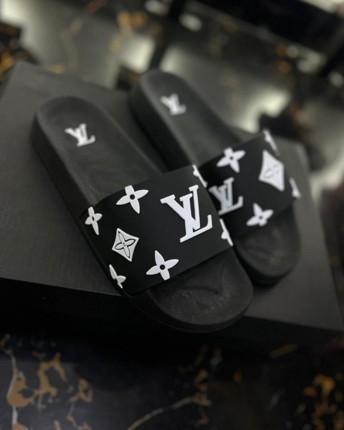 Chancletas Louis Vuitton negra