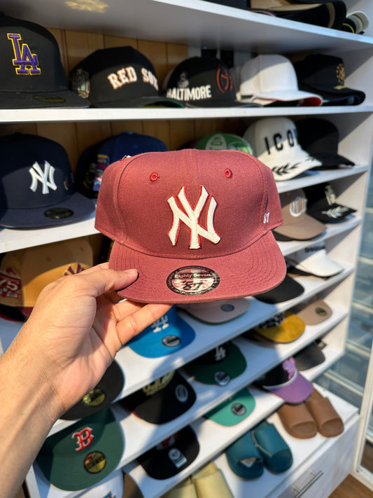 Gorra Ajustable Yankees Vinotinto Diseño 2