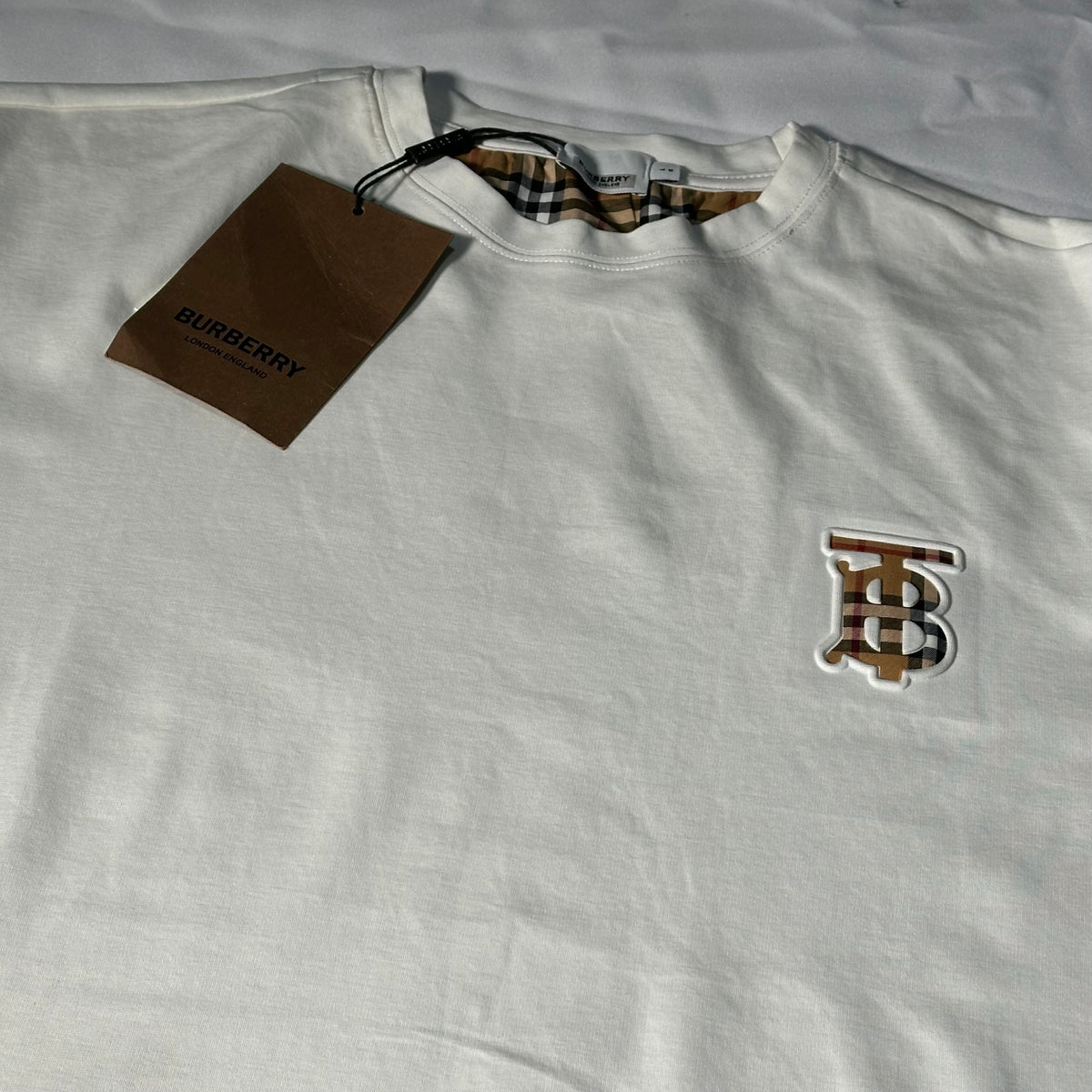 Camiseta Burberry blanca diseño 2