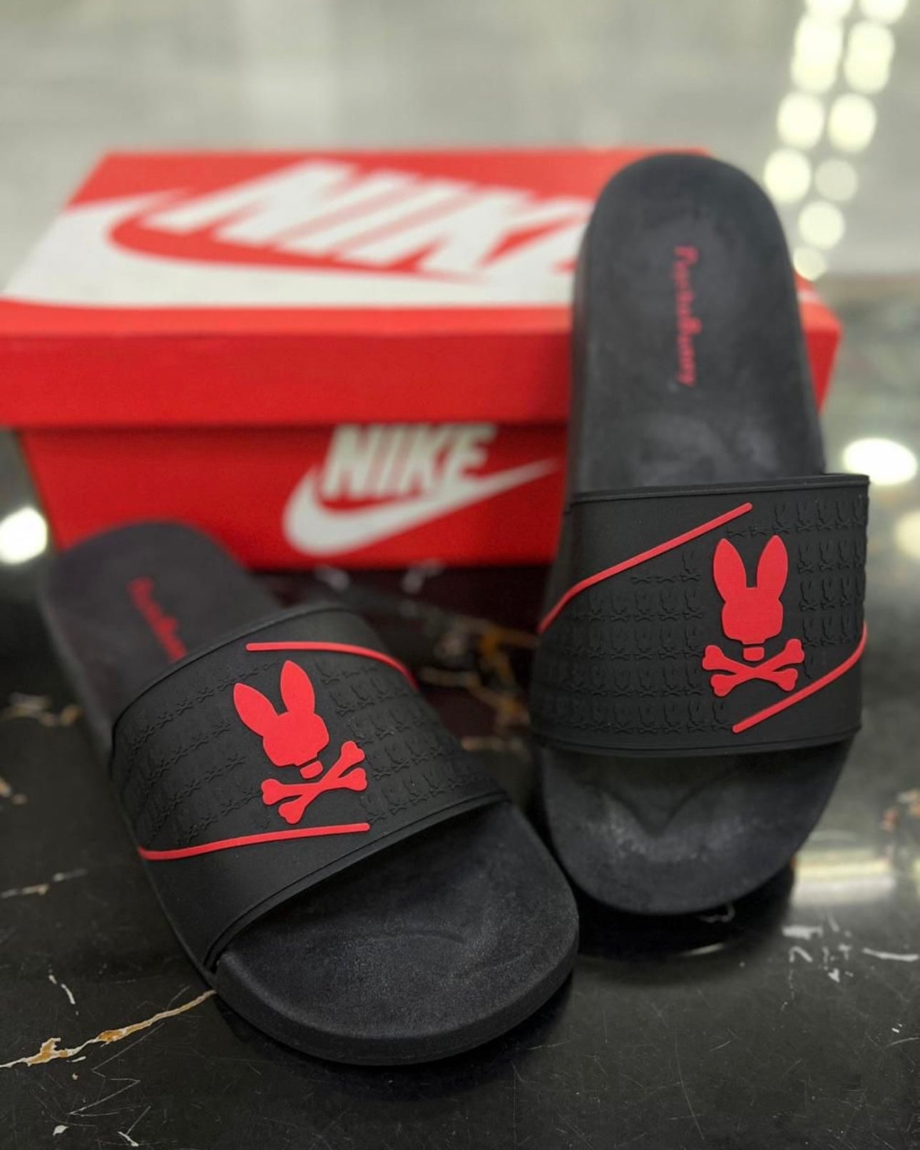 Chancletas Psycho Bunny Negra con Rojo