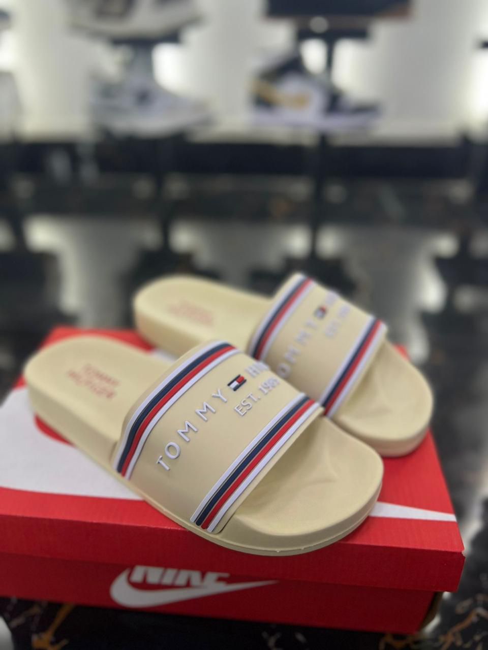 Chancletas Tommy beige oscuro
