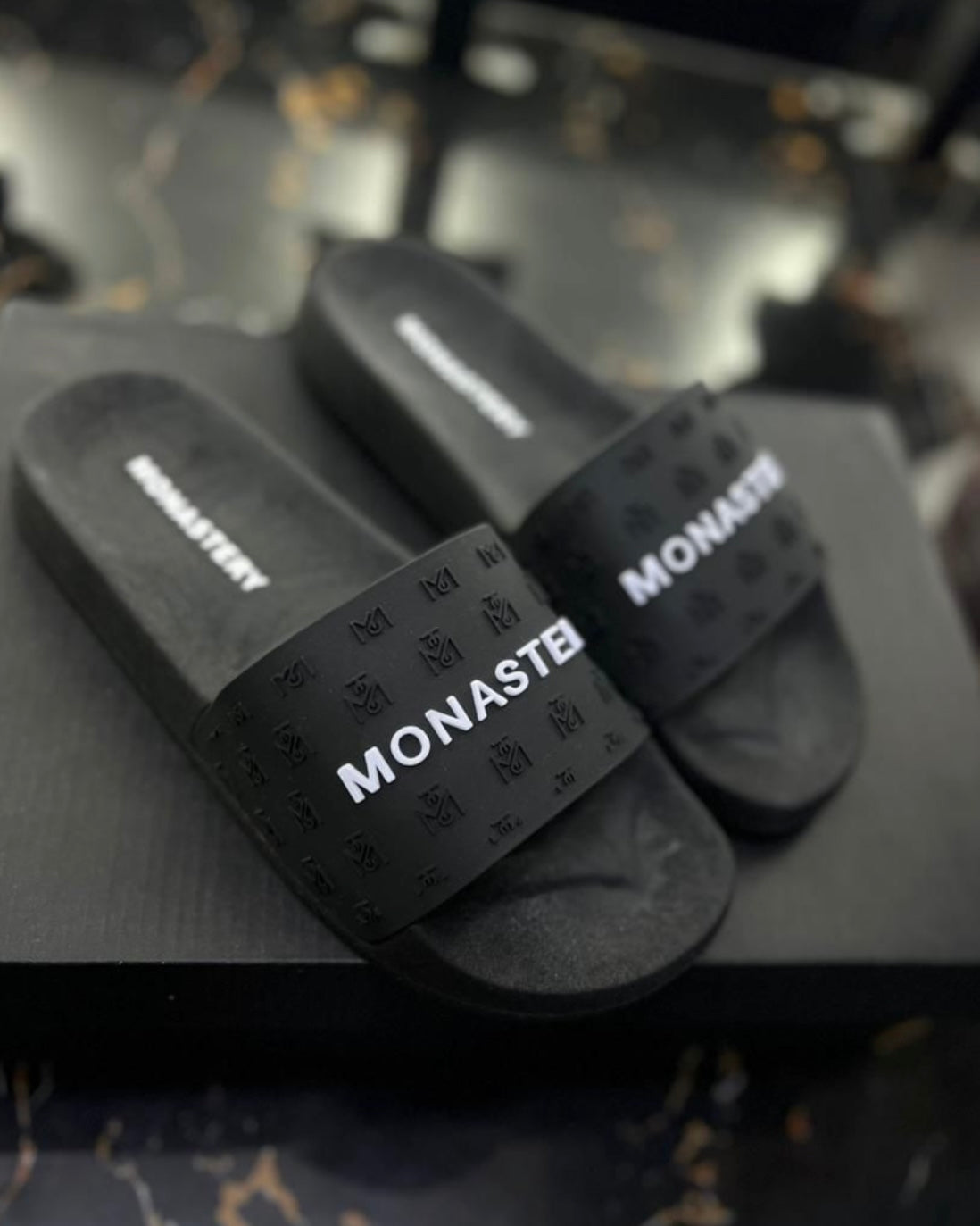 Chancletas Monastery Negras Letras Blancas Diseño 4