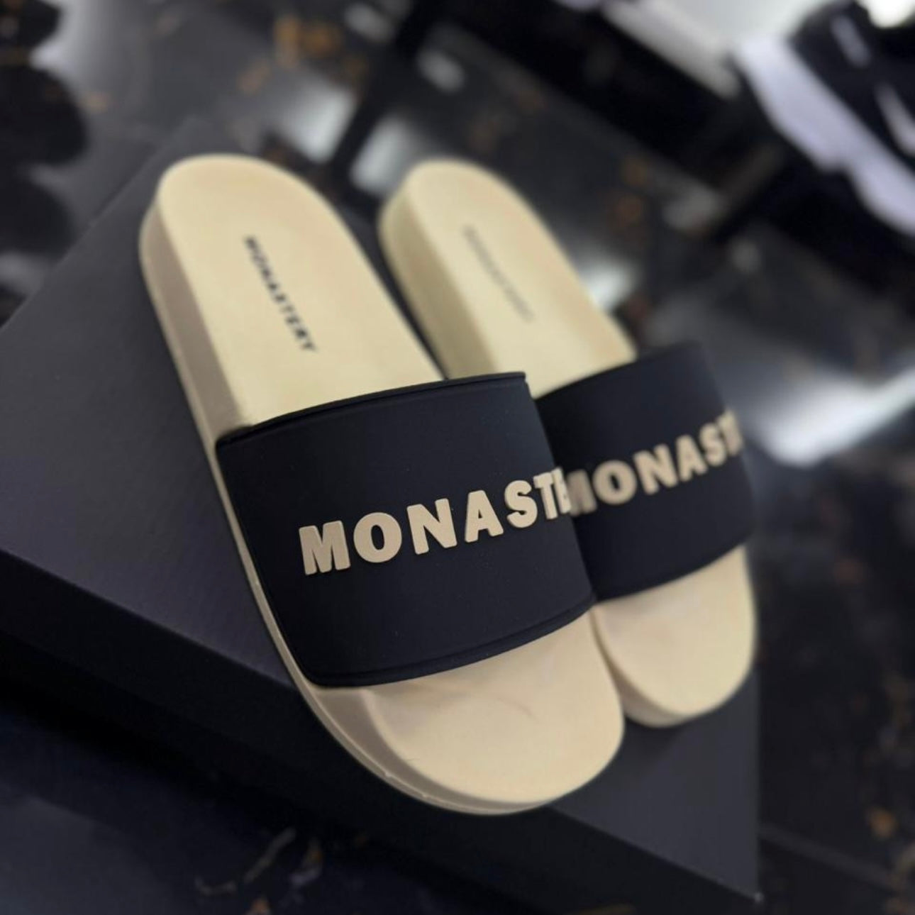 Chancletas Monastery Negras con Beige