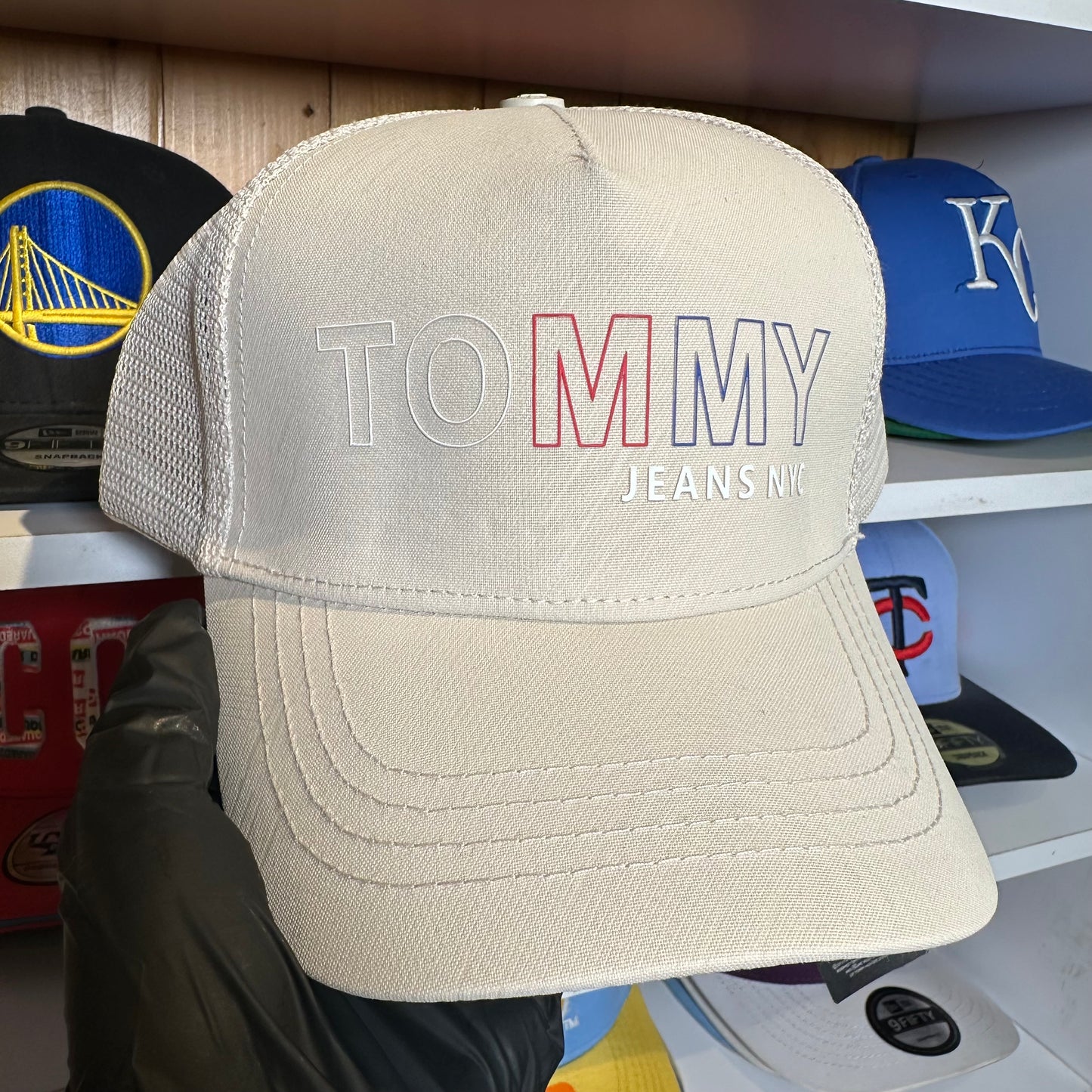 Gorra Ajustable Tommy Beige Diseño 2