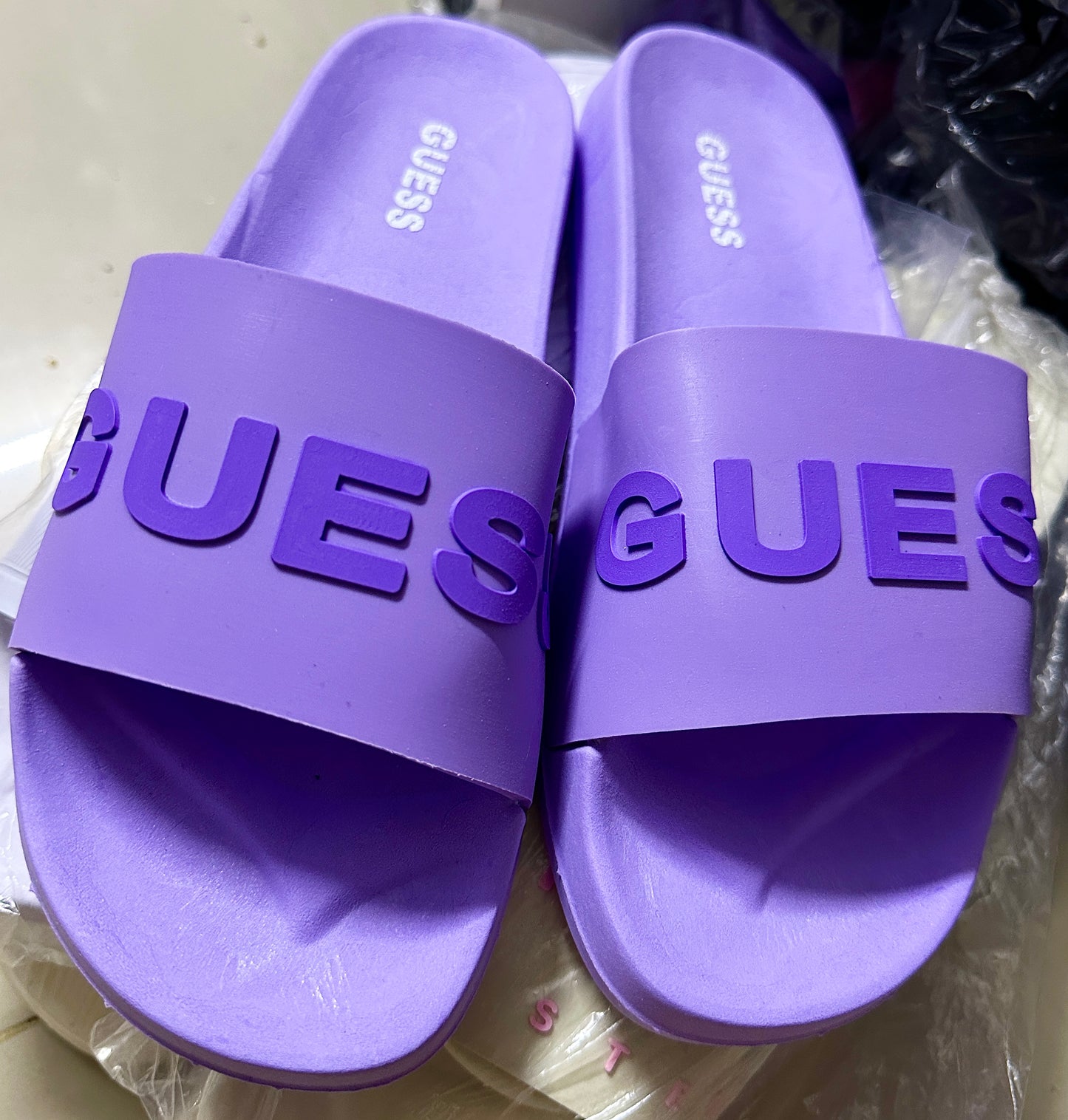 Chancletas Guess moradas