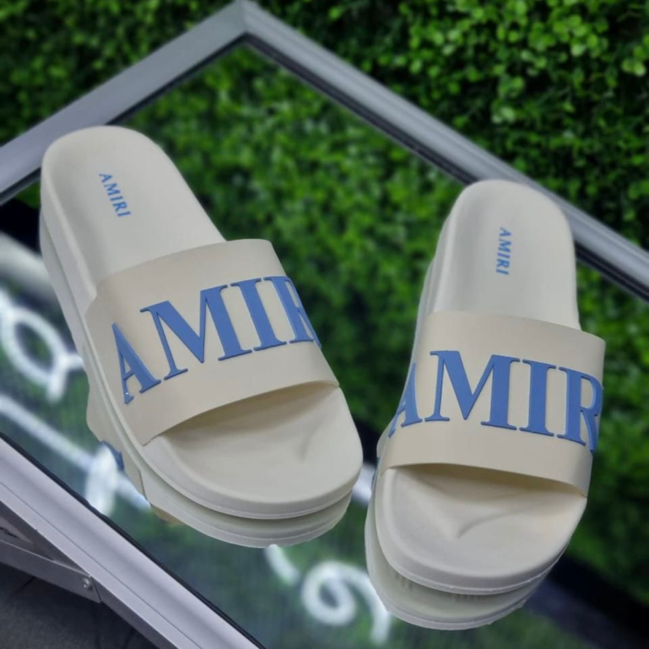 Chancletas Amiri Beige con Azul Diseño 2