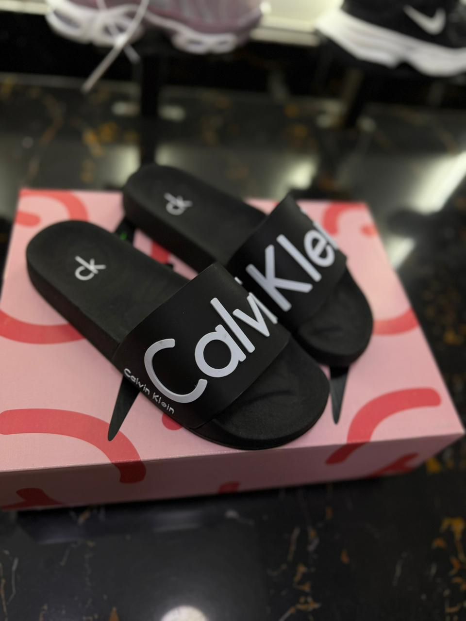 Chancletas Calvin Klein Negras con Blanco diseño 2