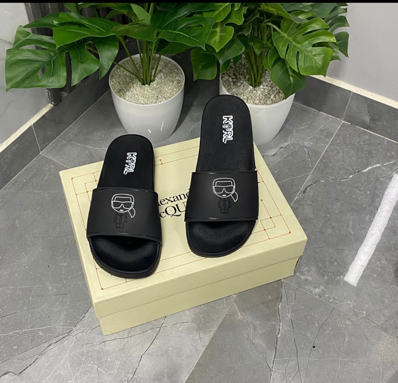 Chancletas karl lagerfeld negra