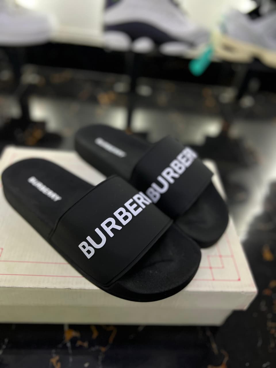 Chancletas Burberry negra