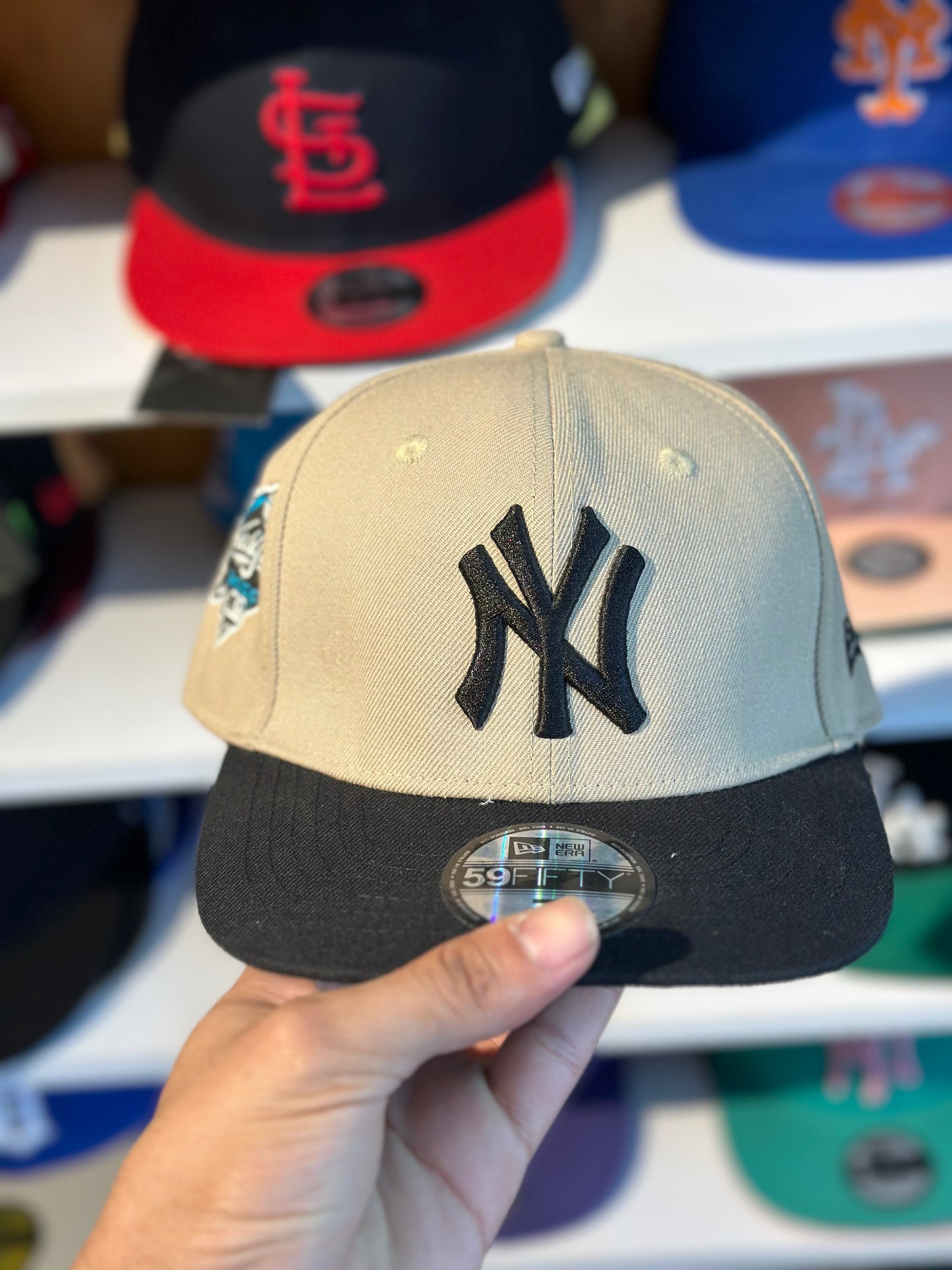 Gorra Cerrada Yankees Beige con Negro
