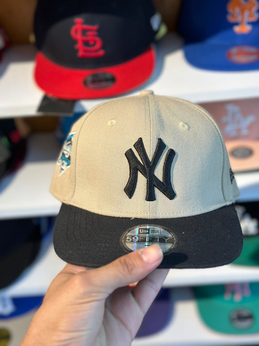 Gorra Cerrada Yankees Beige con Negro
