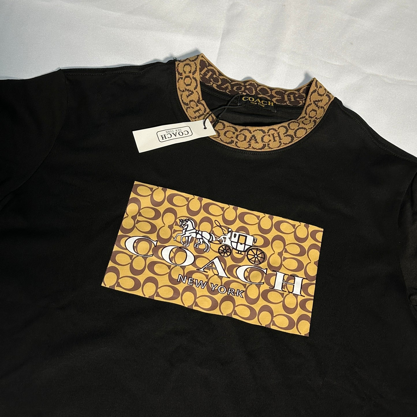 Camiseta coach negra con café