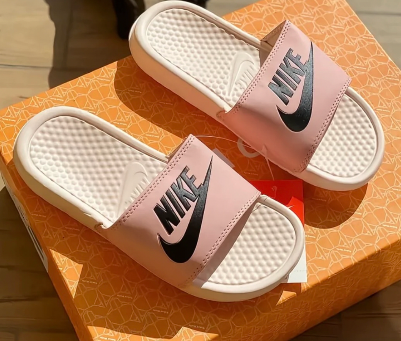 Chancletas Nike beige con negro