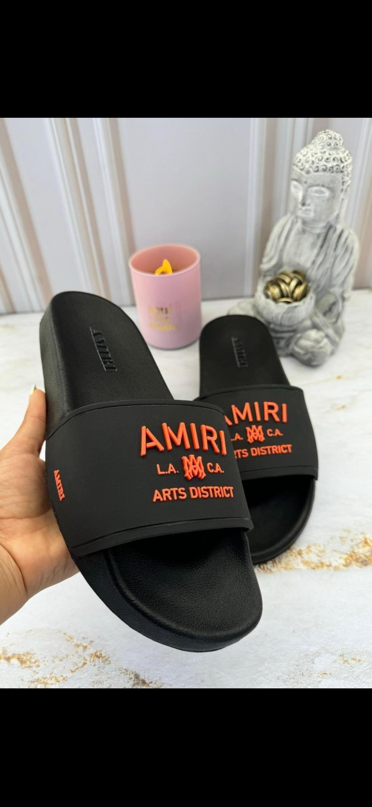 Chancletas Amiri negra con naranja