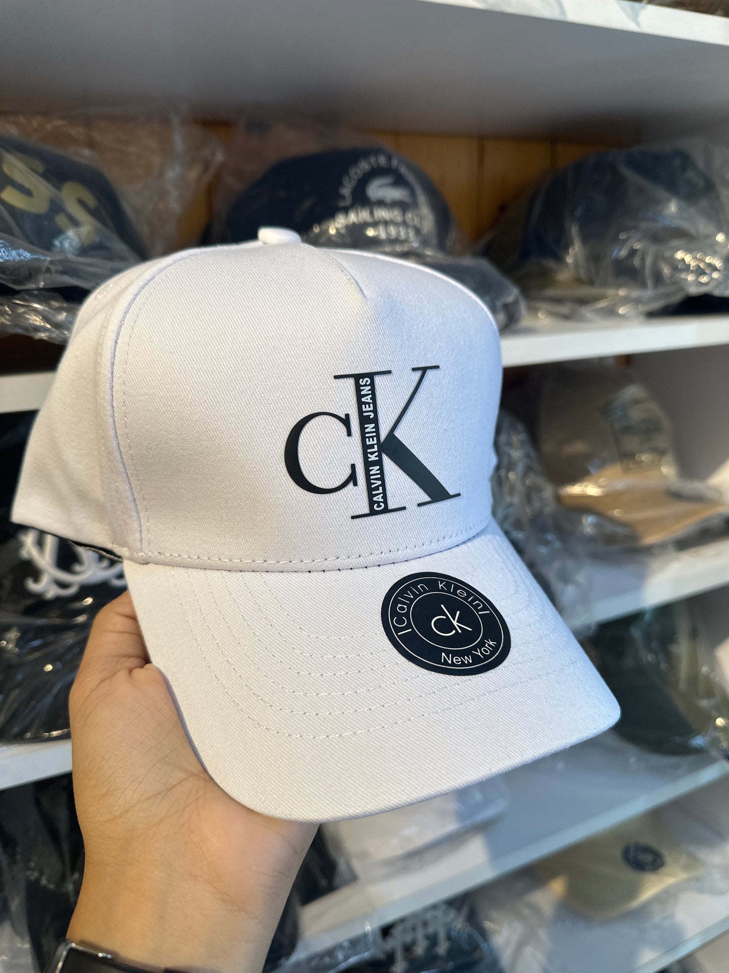 Gorra Ajustable Calvin Klein Blanca Diseño 2