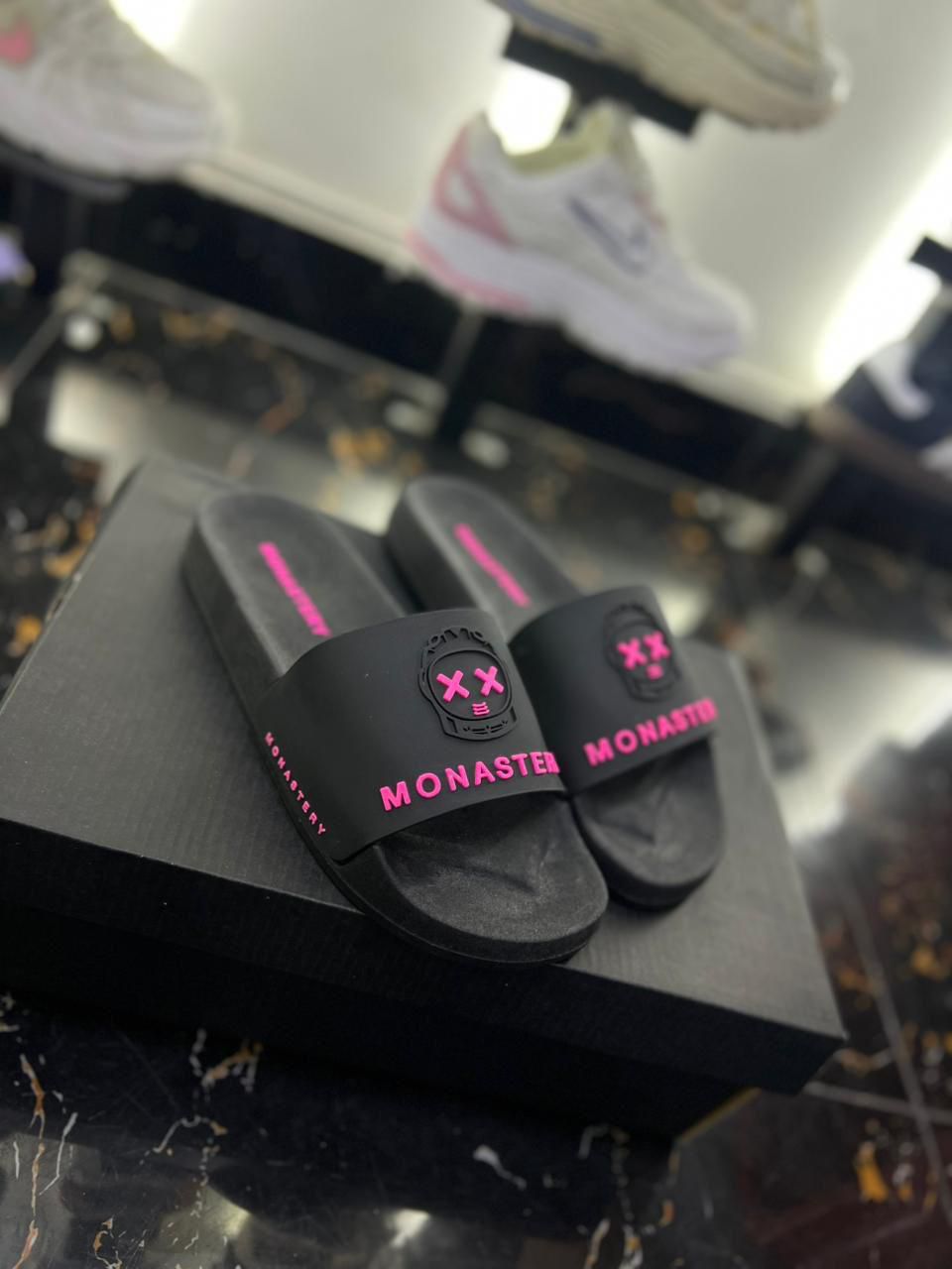 Chancletas Monastery Negras con Fucsia