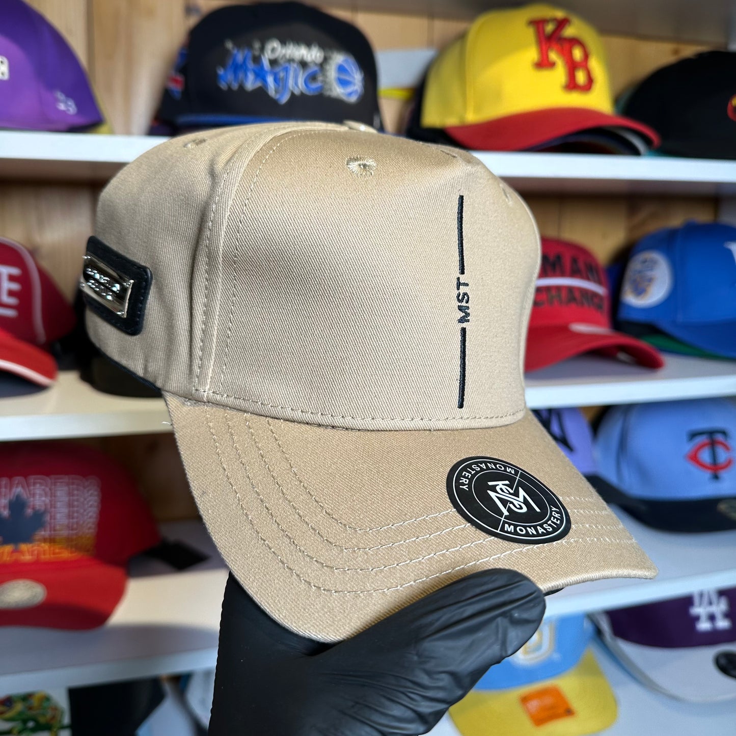 Gorra Ajustable Monastery Beige Oscuro Diseño 2