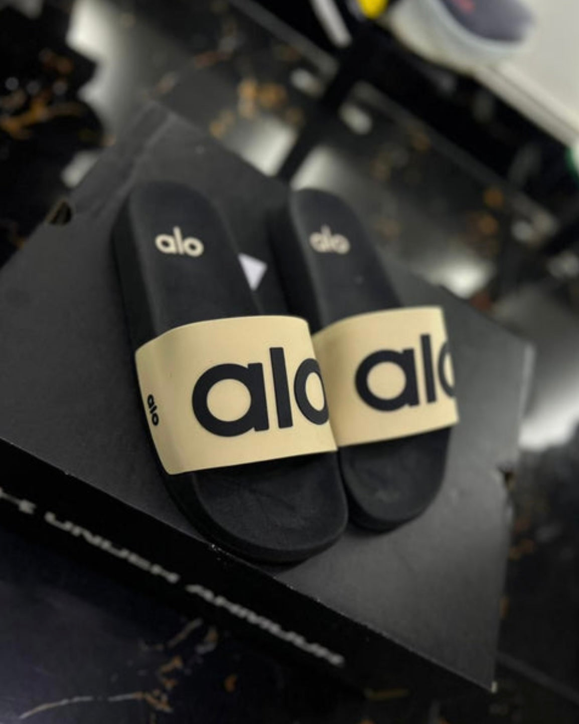 Chancletas Alo Beige con Negro