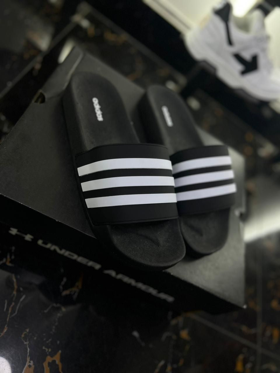 Chancletas Adidas negras