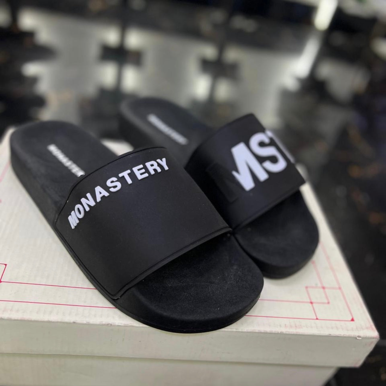 Chancletas Monastery Negras con Blanco Diseño 4