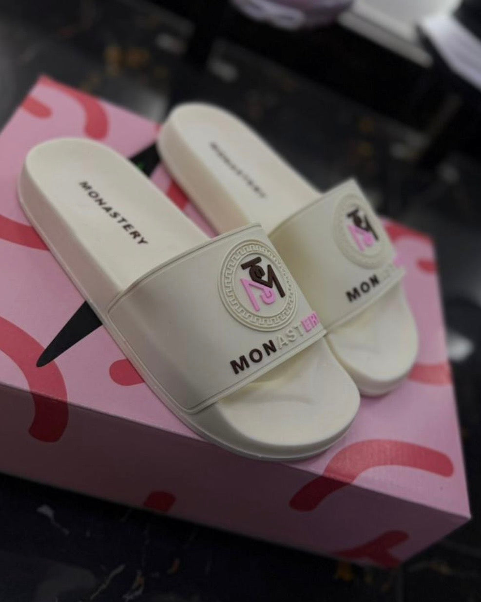 Chancletas Monastery Beige con Rosado Diseño 1