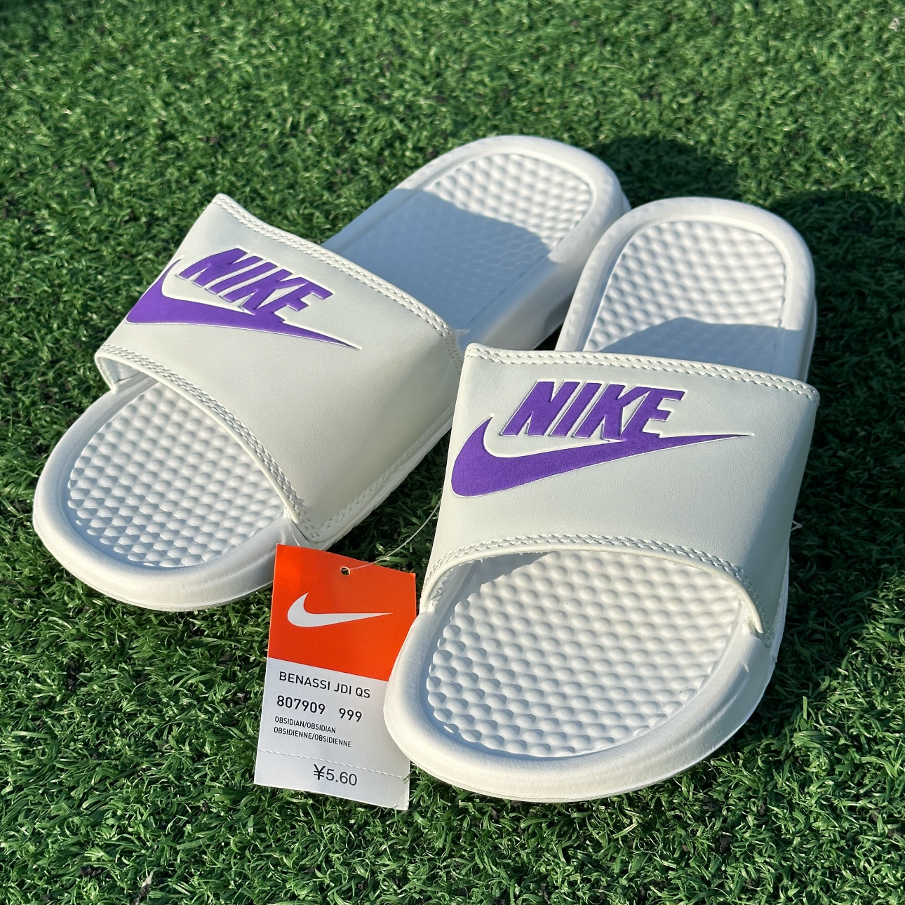 Chancletas Nike blancas con morado