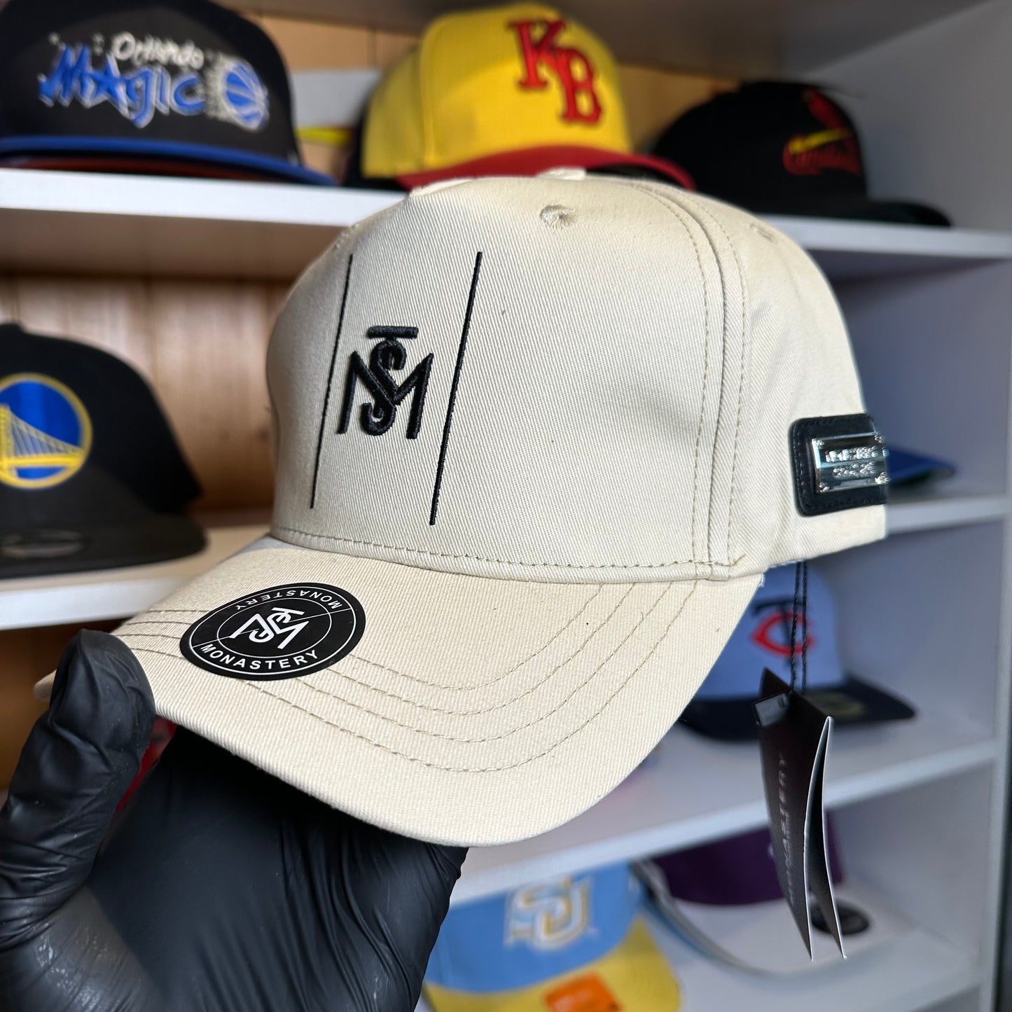 Gorra Ajustable Monastery Beige Claro Diseño 2