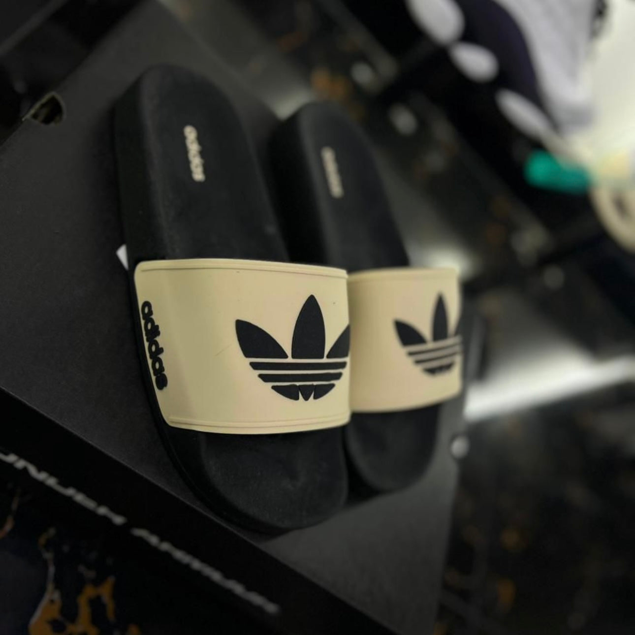 Chancletas Adidas beige