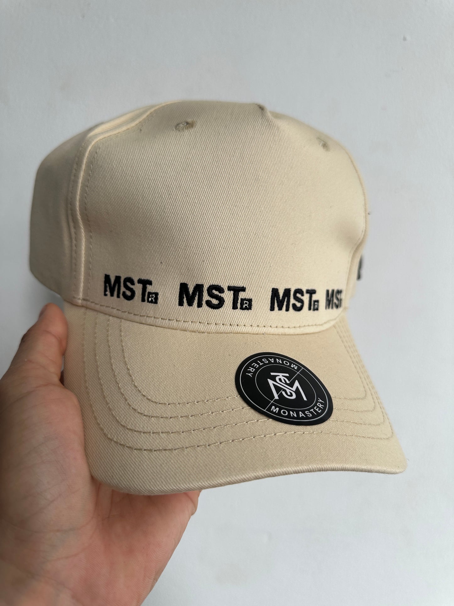 Gorra Ajustable Monastery Beige Letras Pequeñas