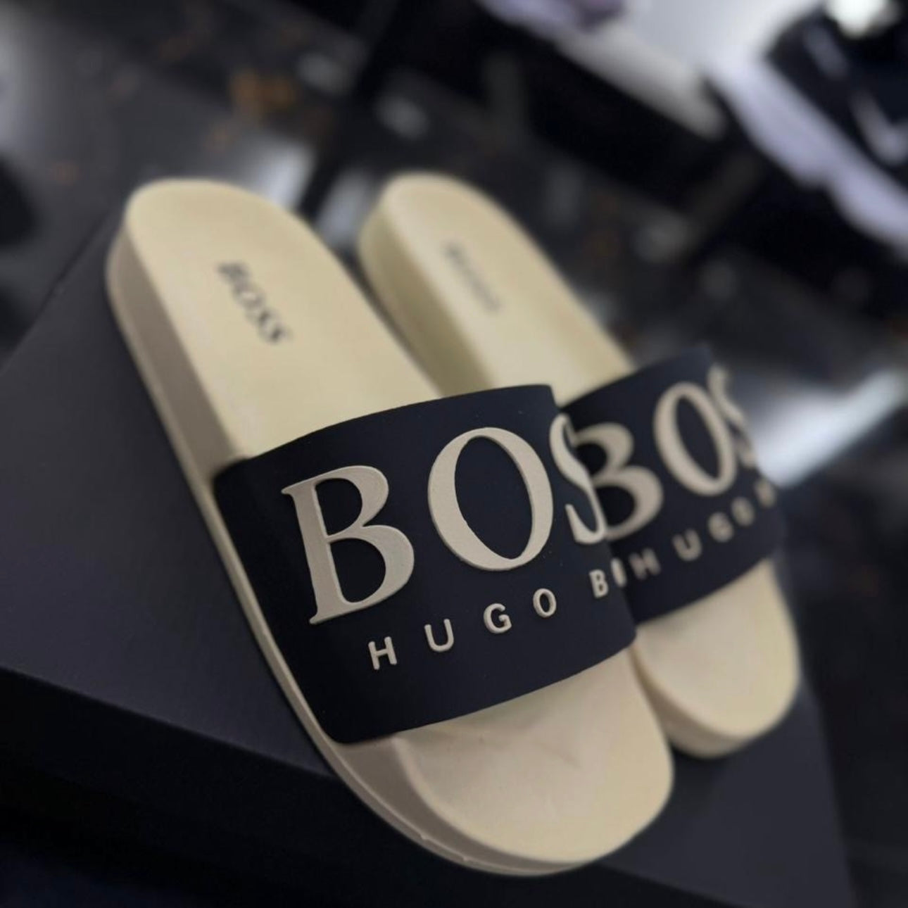 Chancletas Boss negra con beige