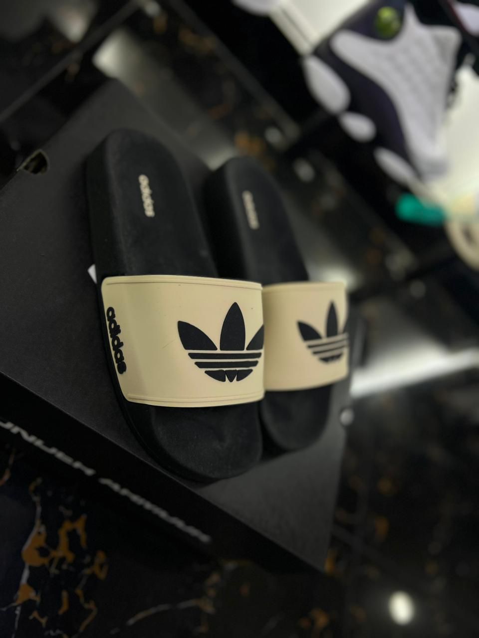 Chancletas Adidas Beige